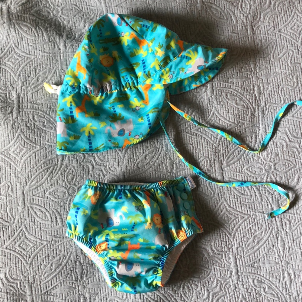 Swimming diaper and sun hat .
